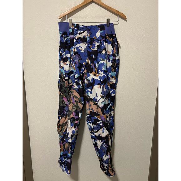 NEW Free People Mesmerize Me Print Cargo Pants Size Medium Purple Camo Wide Leg - Picture 5 of 16